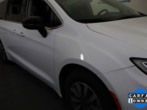 Used 2024 Chrysler Pacifica Select image 3