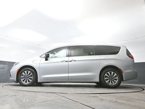 Used 2024 Chrysler Pacifica Limited FWD image 53