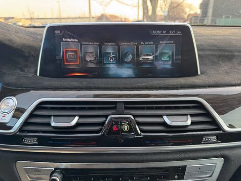 Used 2016 BMW 750i xDrive image 10