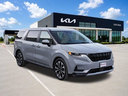 Used 2023 Kia Carnival EX FWD image 3