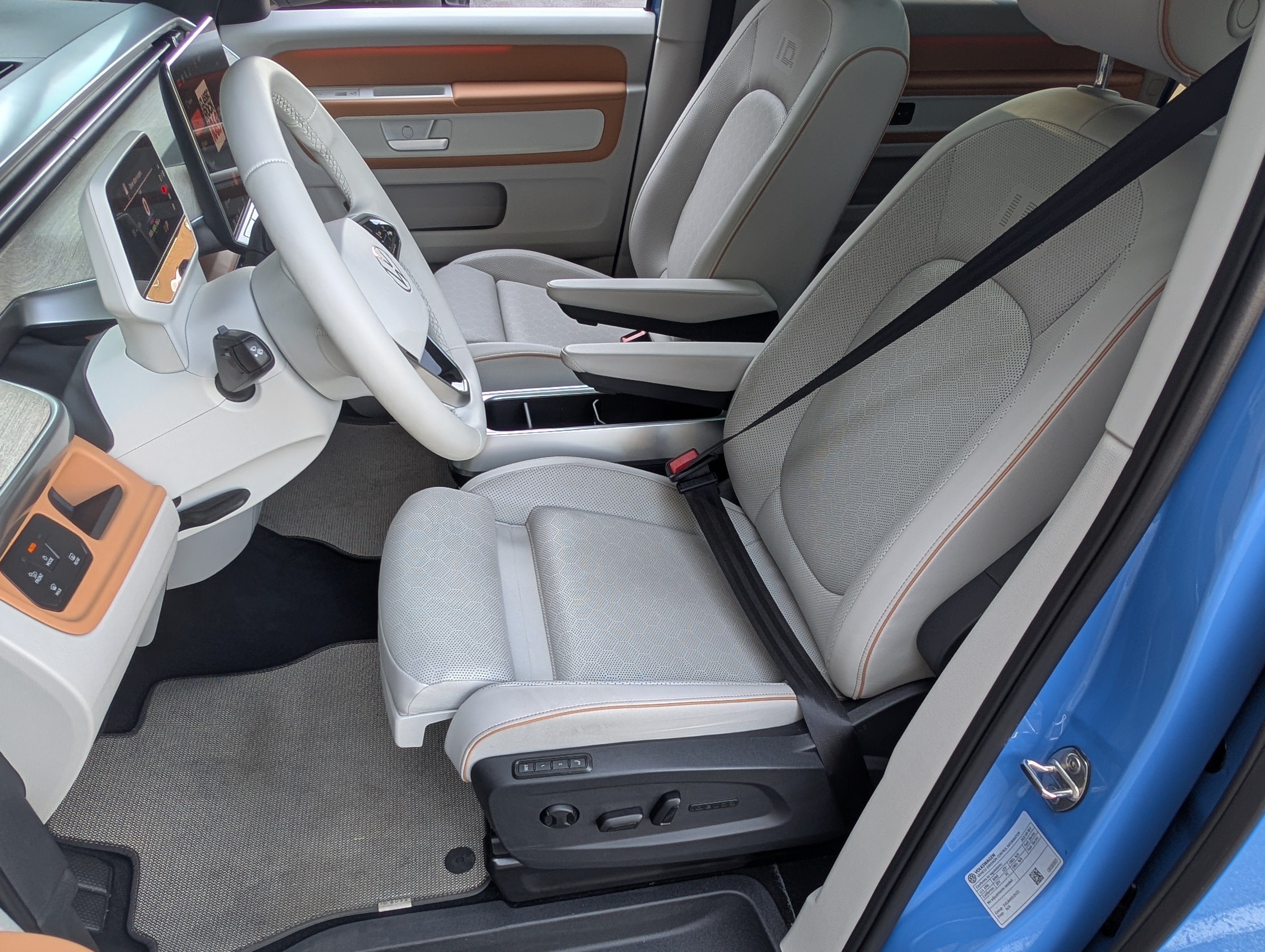 Used 2025 Volkswagen ID. Buzz 1st Edition RWD image 17
