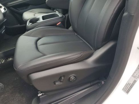 New 2026 Chrysler Pacifica Select FWD image 18