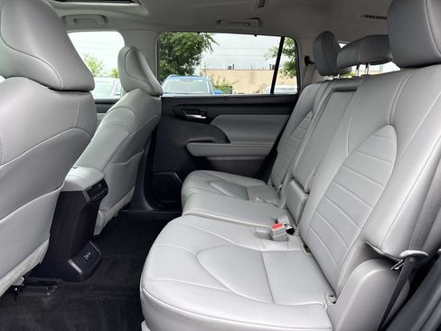Used 2023 Toyota Highlander XLE FWD image 9