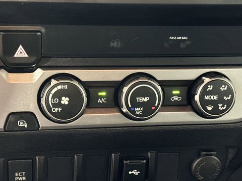 Used 2022 Toyota Tacoma 2WD Access Cab image 23