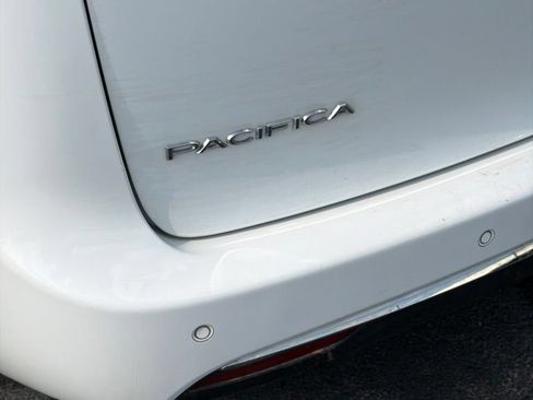 Used 2018 Chrysler Pacifica Touring-L w/ Tire & Wheel Group FWD image 5