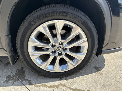 Used 2023 Toyota Highlander Limited image 16