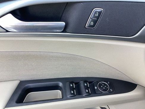 Used 2019 Ford Fusion SE FWD image 10
