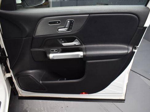 Used 2021 Mercedes-Benz GLB 250 4MATIC w/ Premium Package image 6