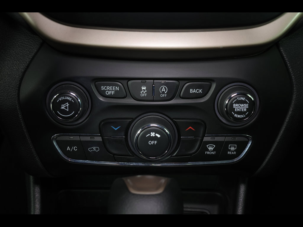 Used 2017 Jeep Cherokee Latitude AWD/4WD image 19