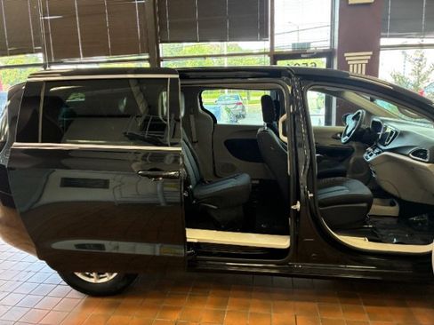 Used 2022 Chrysler Voyager LX FWD image 32