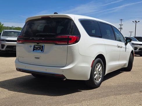New 2027 Chrysler Pacifica Select FWD image 13