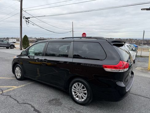 Used 2014 Toyota Sienna XLE image 7