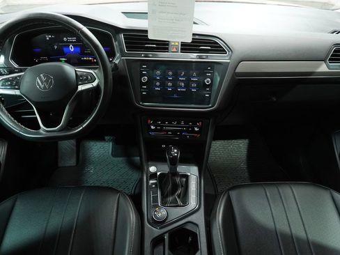Certified 2024 Volkswagen Tiguan SE w/ Panoramic Sunroof Package AWD/4WD image 15