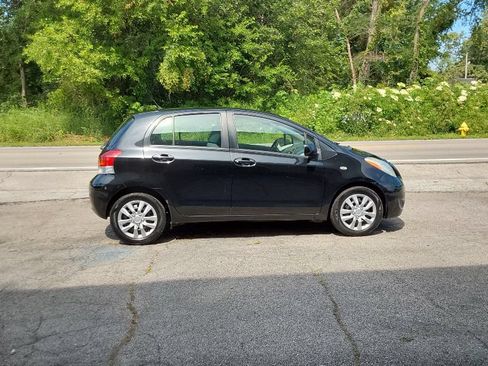Used 2009 Toyota Yaris 4-Door Hatchback FWD image 3