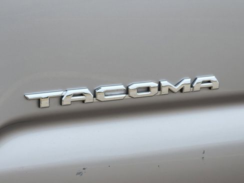 Used 2018 Toyota Tacoma SR5 image 12