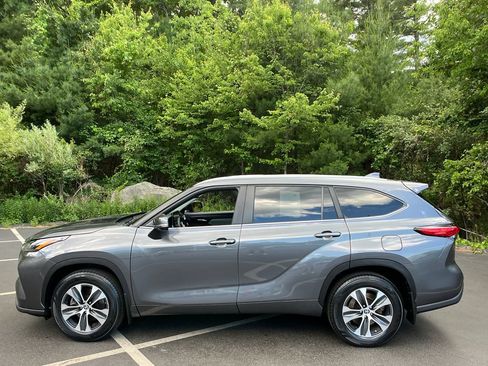 Used 2023 Toyota Highlander XLE AWD/4WD image 2