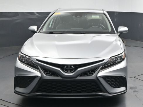 Used 2021 Toyota Camry SE image 2
