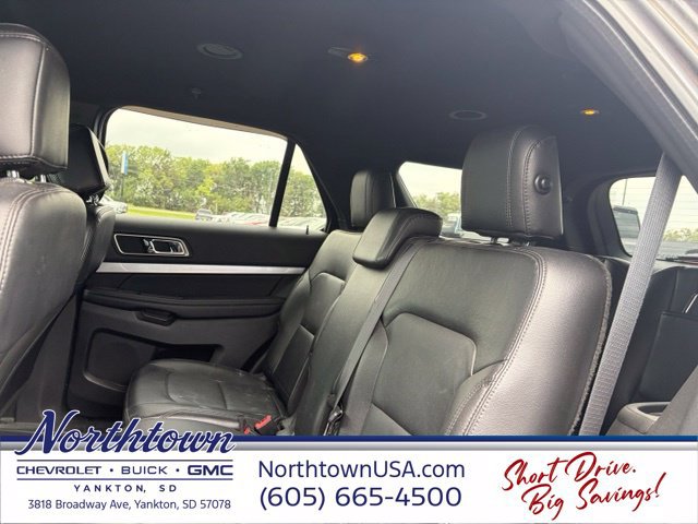 Used 2017 Ford Explorer XLT w/ Equipment Group 202A AWD/4WD image 13