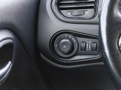 Used 2018 Jeep Renegade Altitude image 22