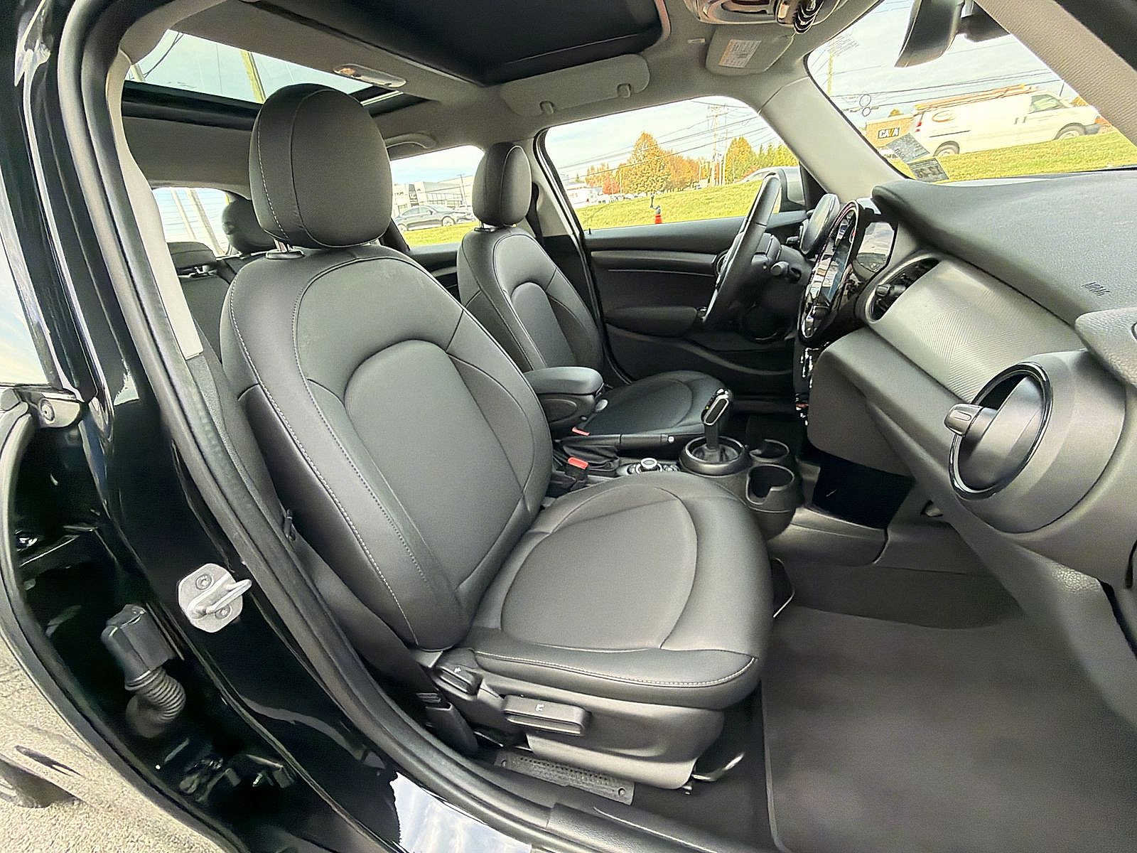 Used 2024 MINI Cooper 4-Door Hardtop FWD image 22
