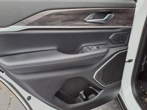 New 2025 Jeep Grand Cherokee Limited w/ Black Appearance Package image 9