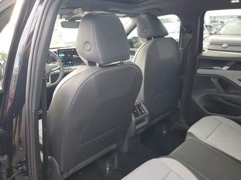 New 2026 Volkswagen Tiguan SE R-Line FWD image 10