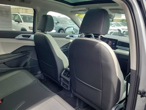 Used 2025 Volkswagen Taos SE w/ Panoramic Sunroof Package FWD image 11