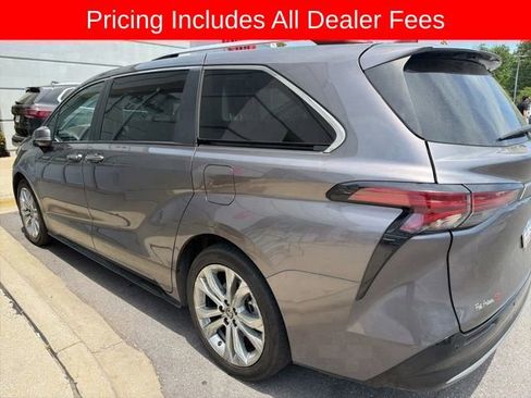 Used 2022 Toyota Sienna Platinum FWD image 6