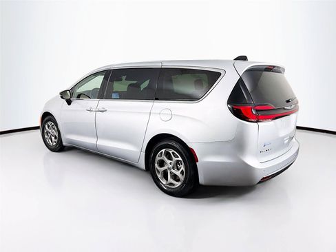 Used 2024 Chrysler Pacifica Limited FWD image 9