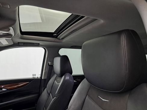 Used 2018 Cadillac Escalade ESV Luxury image 8