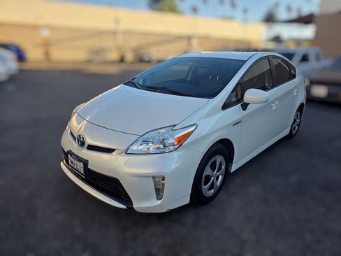 Used 2015 Toyota Prius Two FWD image 2