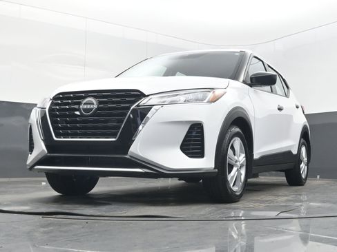 Certified 2025 Nissan Kicks Play S image 23