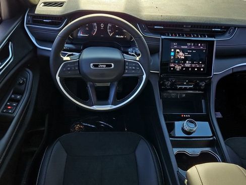 New 2025 Jeep Grand Cherokee Altitude image 10