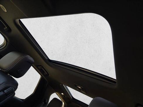 Used 2025 Land Rover Discovery S image 13