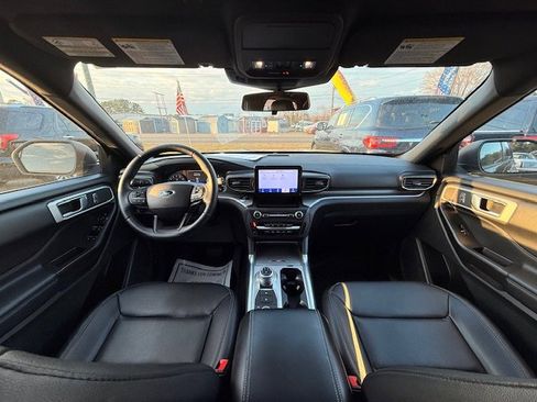 Used 2020 Ford Explorer XLT w/ Equipment Group 202A image 9