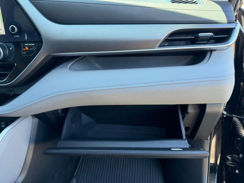 Used 2024 Toyota Highlander XLE image 32