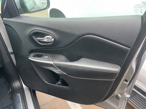 Used 2019 Jeep Cherokee Limited image 17