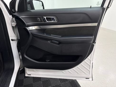 Used 2018 Ford Explorer XLT w/ Equipment Group 202A FWD image 26