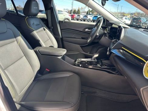 Used 2025 Chevrolet Trax ACTIV w/ Sunroof Package image 16