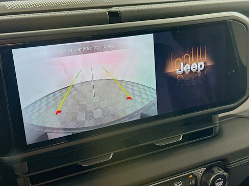 Used 2025 Jeep Wrangler Sahara image 21