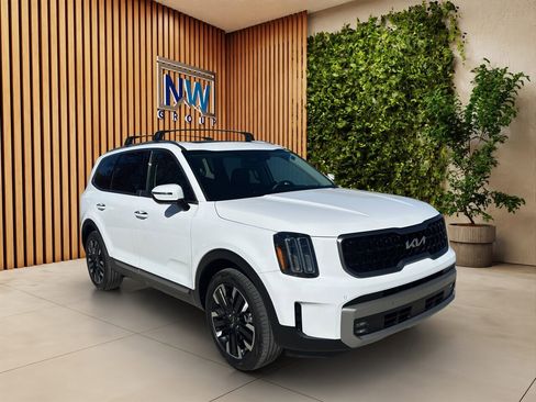Used 2025 Kia Telluride SX w/ SX Captain's Chair Package FWD image 1