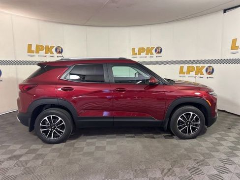 Used 2025 Chevrolet TrailBlazer LT w/ Convenience Package AWD/4WD image 2