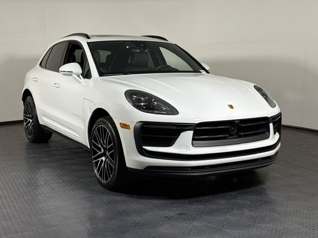 Certified 2025 Porsche Macan AWD/4WD image 9