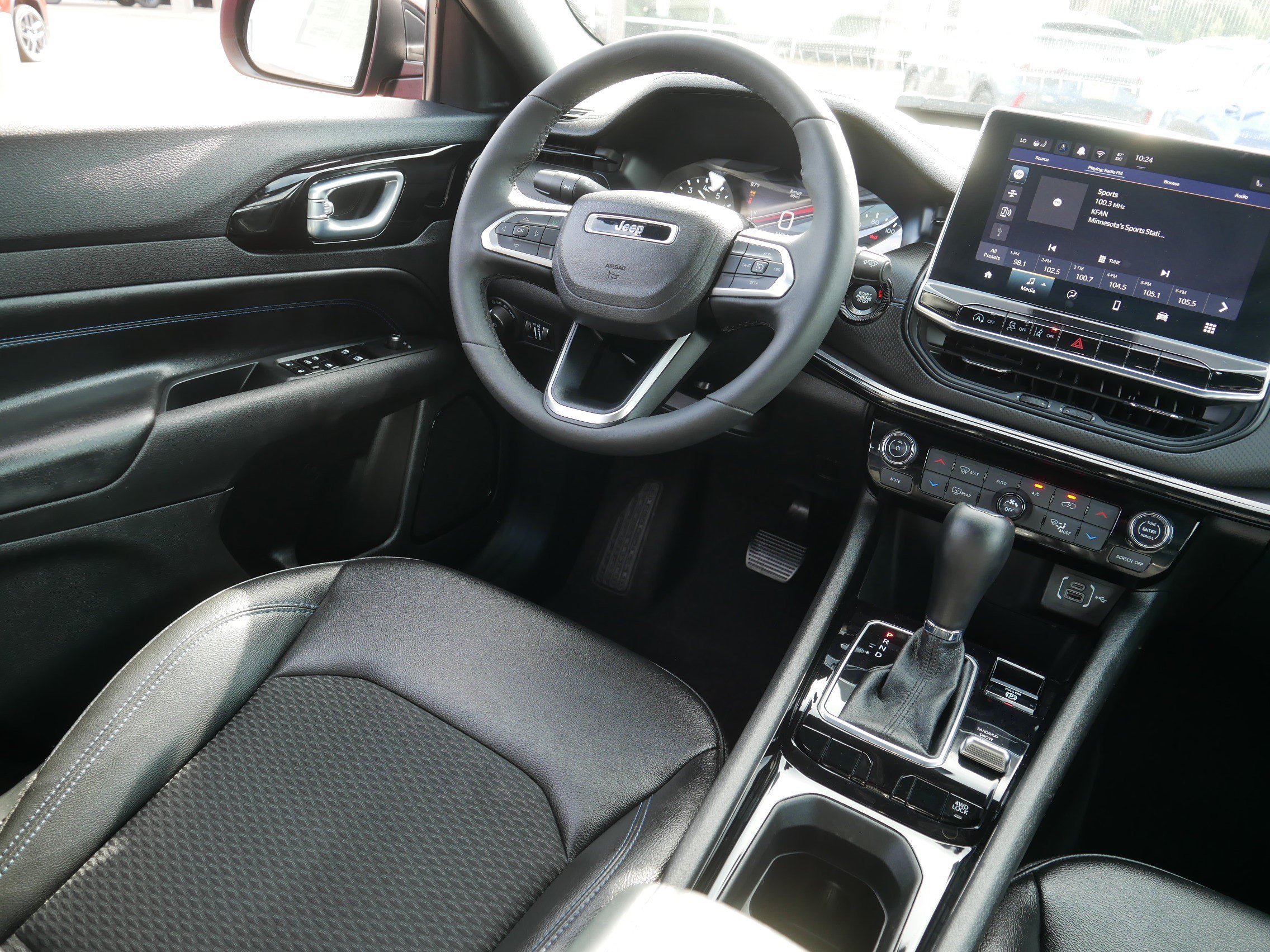Used 2025 Jeep Compass Latitude w/ Convenience Group AWD/4WD image 9