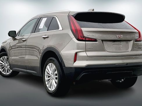 Used 2024 Cadillac XT4 Luxury w/ Cold Weather Package image 10