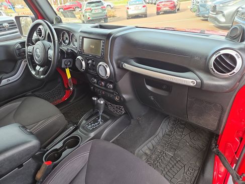 Used 2014 Jeep Wrangler Unlimited Sahara w/ Connectivity Group image 17