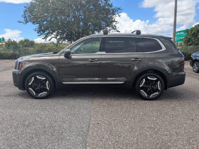 Used 2024 Kia Telluride EX w/ EX Captain's Chair Package AWD/4WD image 7