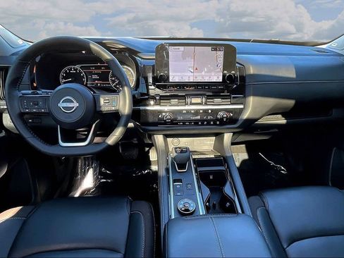Used 2025 Nissan Pathfinder SL w/ SL Premium Package AWD/4WD image 9