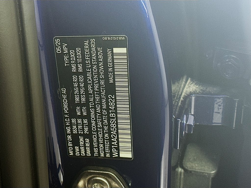 Certified 2025 Porsche Macan AWD/4WD image 35