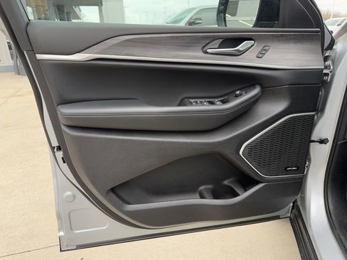 Used 2024 Jeep Grand Cherokee Limited w/ Black Appearance Package image 16